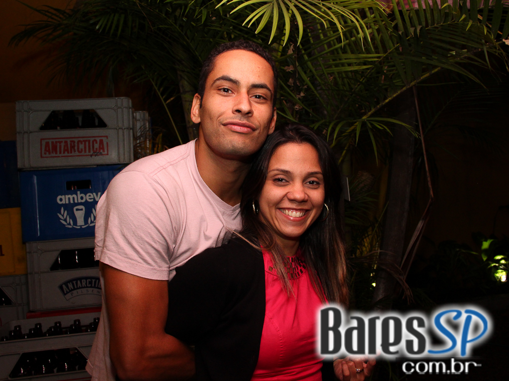 Ateliê do Espeto ofereceu música ao vivo com bebidas diversas Ateliê do Espeto ofereceu música ao vivo com bebidas diversas