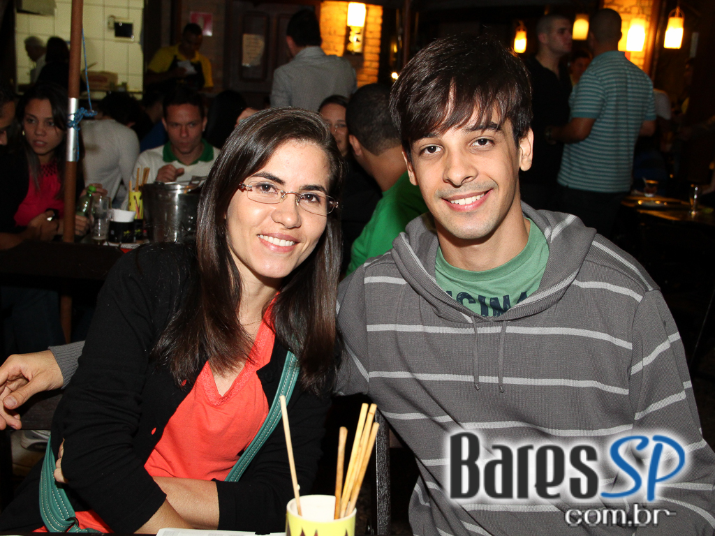 Ateliê do Espeto ofereceu música ao vivo com bebidas diversas Ateliê do Espeto ofereceu música ao vivo com bebidas diversas