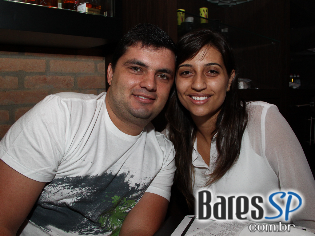 Ateliê do Espeto ofereceu música ao vivo com bebidas diversas Ateliê do Espeto ofereceu música ao vivo com bebidas diversas