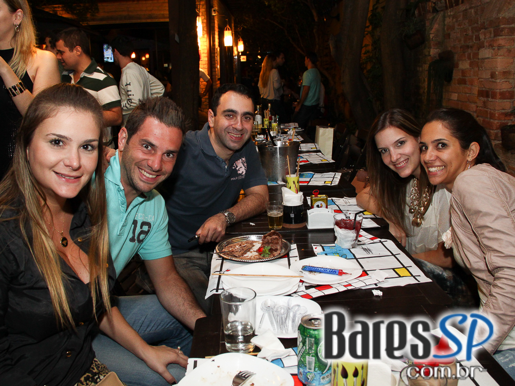 Ateliê do Espeto ofereceu música ao vivo com bebidas diversas Ateliê do Espeto ofereceu música ao vivo com bebidas diversas