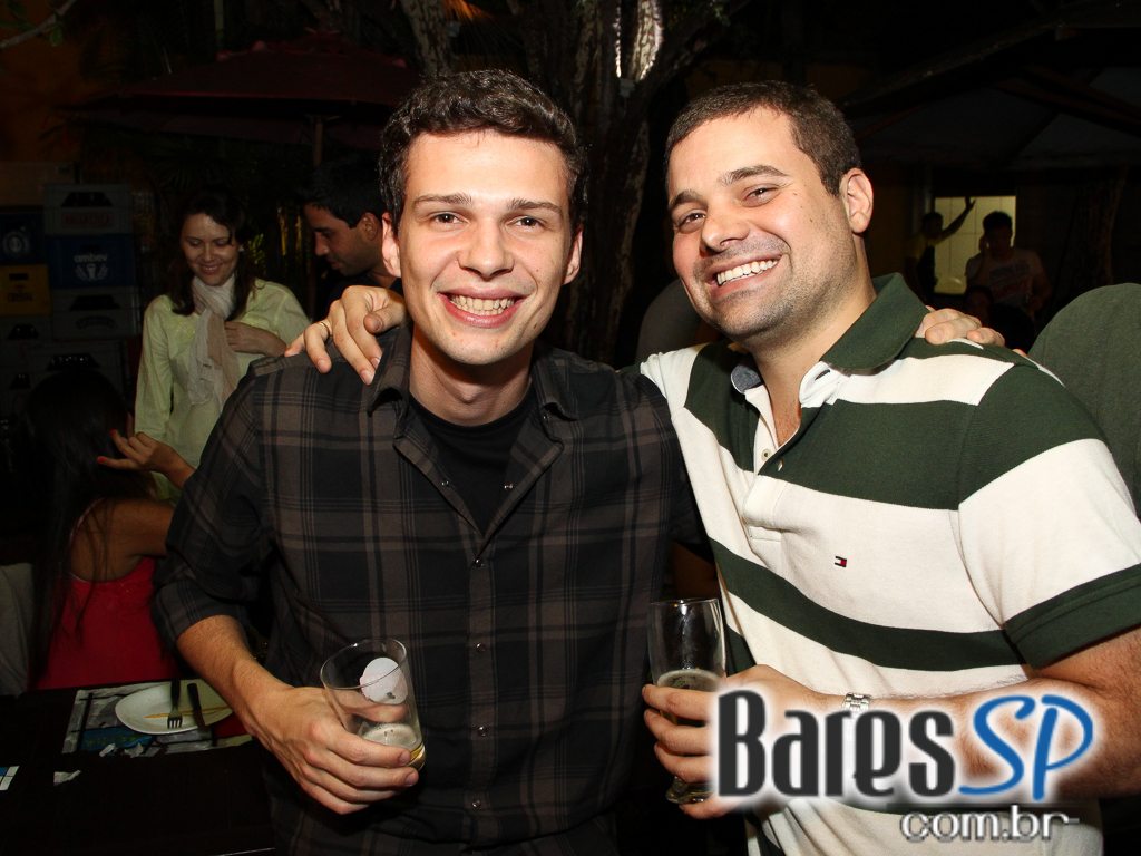 Ateliê do Espeto ofereceu música ao vivo com bebidas diversas Ateliê do Espeto ofereceu música ao vivo com bebidas diversas