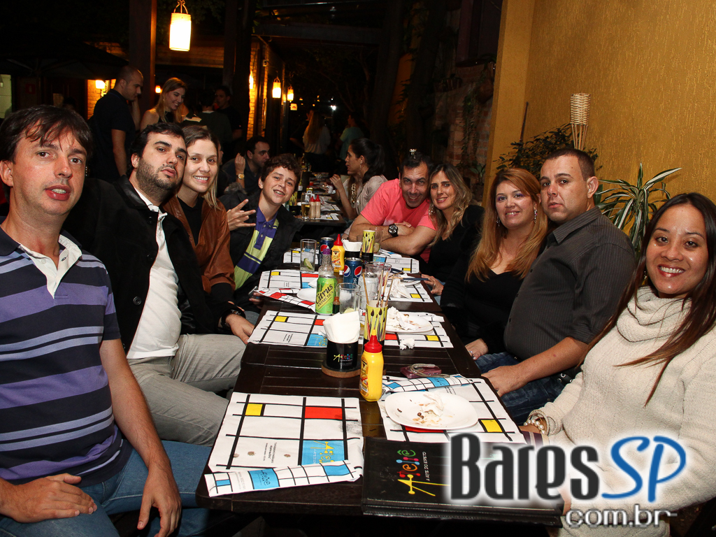 Ateliê do Espeto ofereceu música ao vivo com bebidas diversas Ateliê do Espeto ofereceu música ao vivo com bebidas diversas