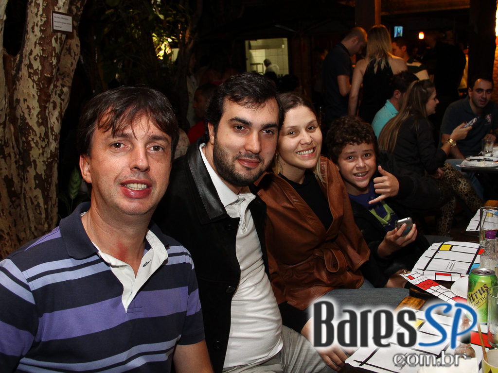 Ateliê do Espeto ofereceu música ao vivo com bebidas diversas Ateliê do Espeto ofereceu música ao vivo com bebidas diversas