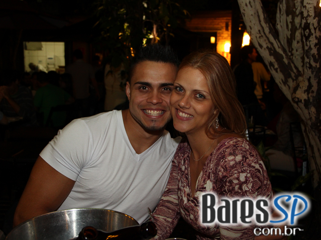 Ateliê do Espeto ofereceu música ao vivo com bebidas diversas Ateliê do Espeto ofereceu música ao vivo com bebidas diversas