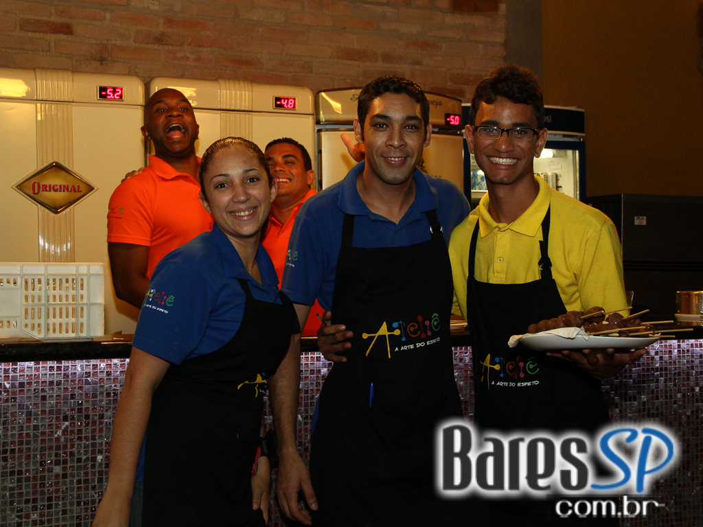 Ateliê do Espeto ofereceu música ao vivo com bebidas diversas Ateliê do Espeto ofereceu música ao vivo com bebidas diversas