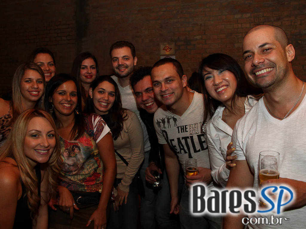 Ateliê do Espeto ofereceu música ao vivo com bebidas diversas Ateliê do Espeto ofereceu música ao vivo com bebidas diversas