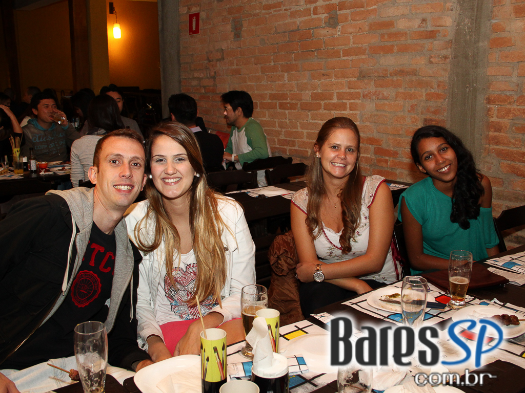 Ateliê do Espeto ofereceu música ao vivo com bebidas diversas Ateliê do Espeto ofereceu música ao vivo com bebidas diversas