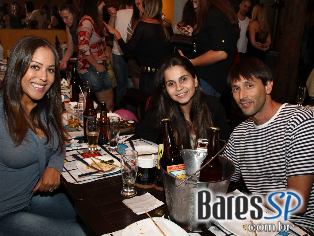 Ateliê do Espeto ofereceu música ao vivo com bebidas diversas Ateliê do Espeto ofereceu música ao vivo com bebidas diversas