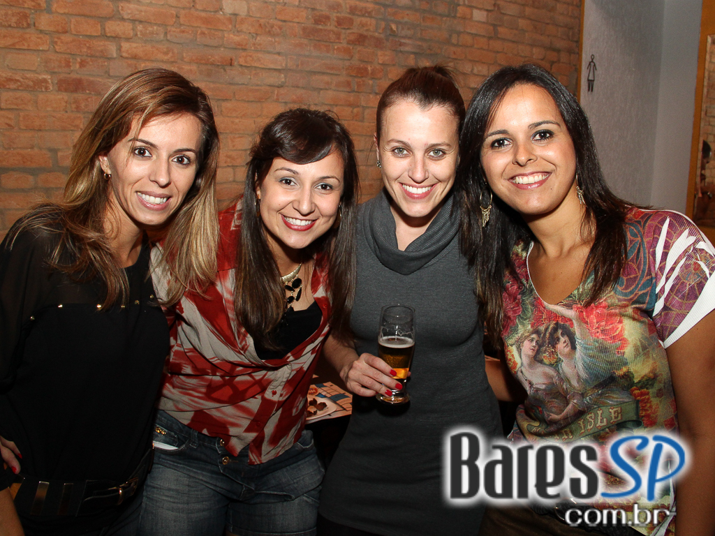 Ateliê do Espeto ofereceu música ao vivo com bebidas diversas Ateliê do Espeto ofereceu música ao vivo com bebidas diversas