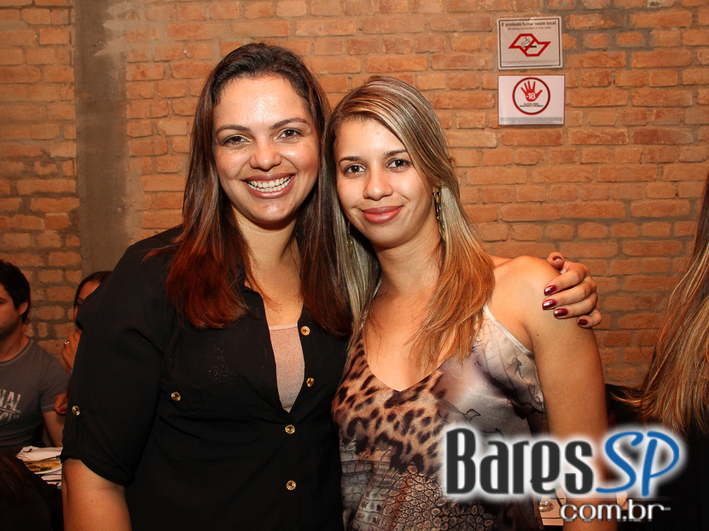 Ateliê do Espeto ofereceu música ao vivo com bebidas diversas Ateliê do Espeto ofereceu música ao vivo com bebidas diversas