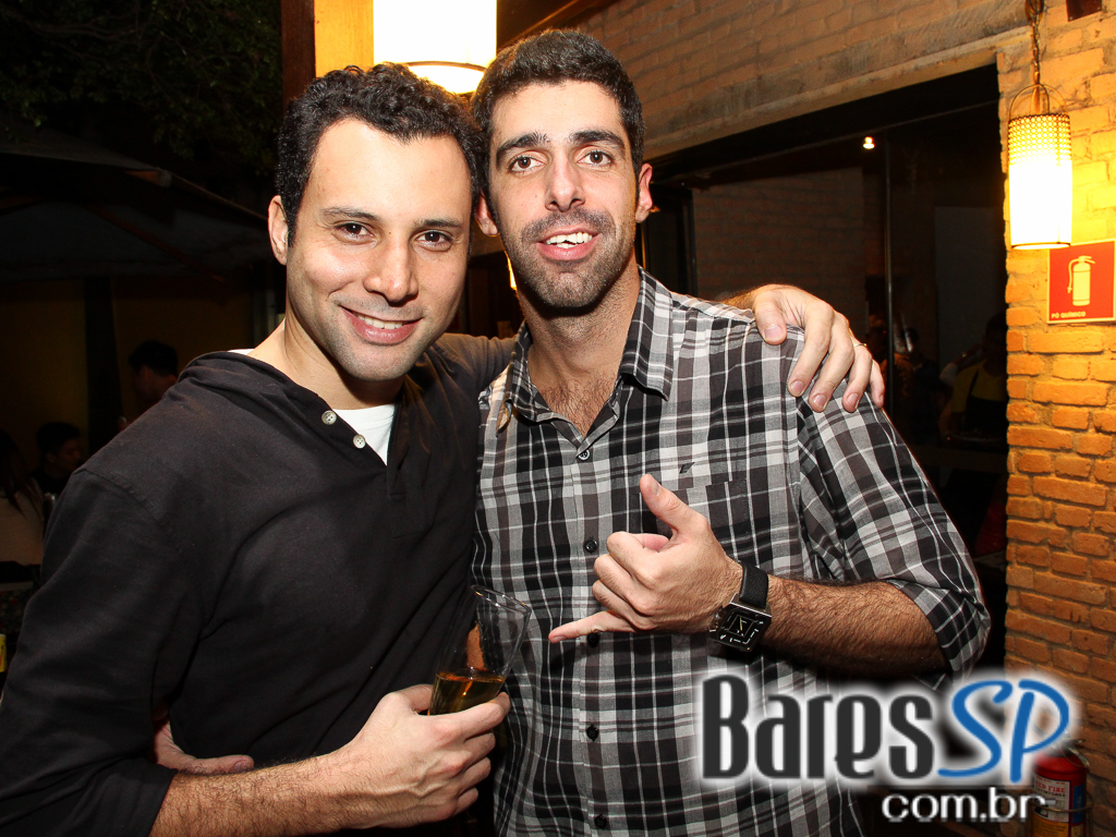 Ateliê do Espeto ofereceu música ao vivo com bebidas diversas Ateliê do Espeto ofereceu música ao vivo com bebidas diversas