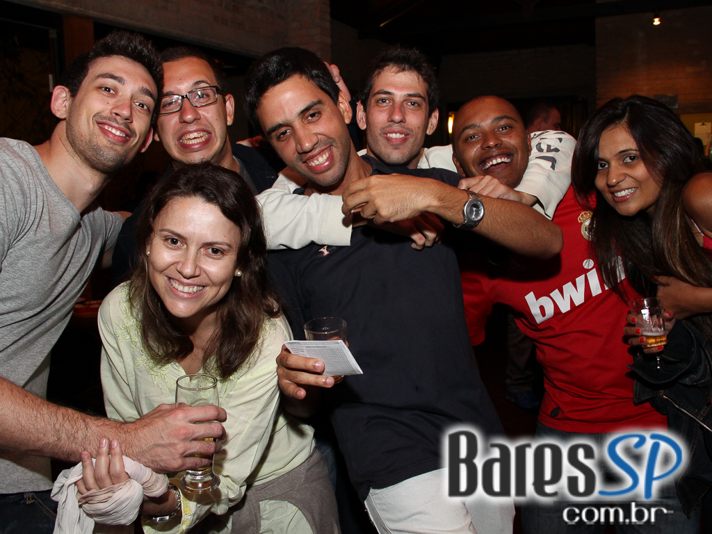 Ateliê do Espeto ofereceu música ao vivo com bebidas diversas Ateliê do Espeto ofereceu música ao vivo com bebidas diversas