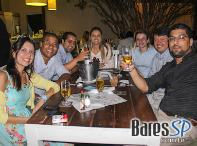 Happy Hour com música ao vivo no Botica do Quintana