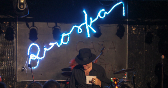 BJ Mitchell e sua banda cantaram sucessos internacionais no Biroska