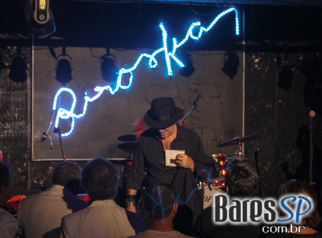 BJ Mitchell e sua banda cantaram sucessos internacionais no Biroska BJ Mitchell e sua banda cantaram sucessos internacionais no Biroska