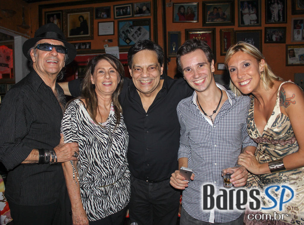 BJ Mitchell e sua banda cantaram sucessos internacionais no Biroska BJ Mitchell e sua banda cantaram sucessos internacionais no Biroska