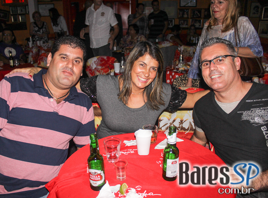 BJ Mitchell e sua banda cantaram sucessos internacionais no Biroska BJ Mitchell e sua banda cantaram sucessos internacionais no Biroska