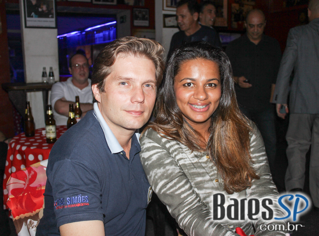 BJ Mitchell e sua banda cantaram sucessos internacionais no Biroska BJ Mitchell e sua banda cantaram sucessos internacionais no Biroska