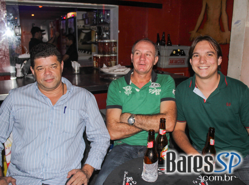 BJ Mitchell e sua banda cantaram sucessos internacionais no Biroska BJ Mitchell e sua banda cantaram sucessos internacionais no Biroska