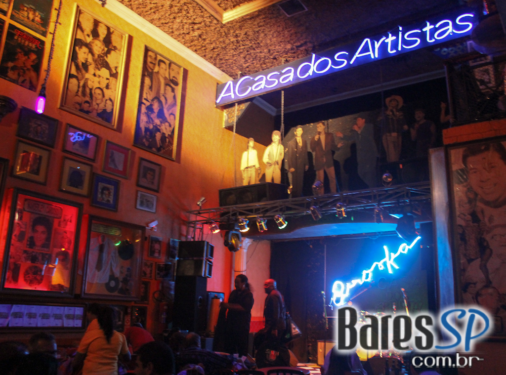 BJ Mitchell e sua banda cantaram sucessos internacionais no Biroska BJ Mitchell e sua banda cantaram sucessos internacionais no Biroska