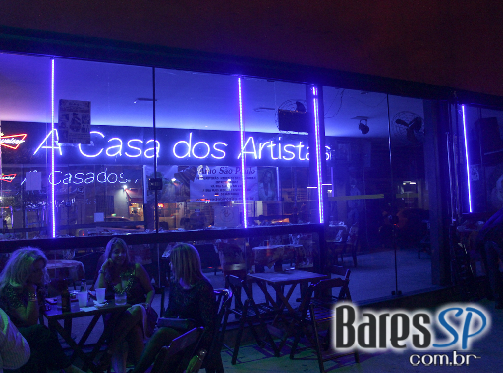 BJ Mitchell e sua banda cantaram sucessos internacionais no Biroska BJ Mitchell e sua banda cantaram sucessos internacionais no Biroska