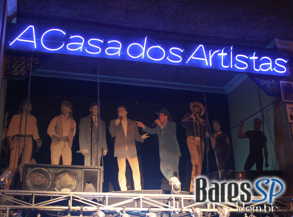 BJ Mitchell e sua banda cantaram sucessos internacionais no Biroska BJ Mitchell e sua banda cantaram sucessos internacionais no Biroska