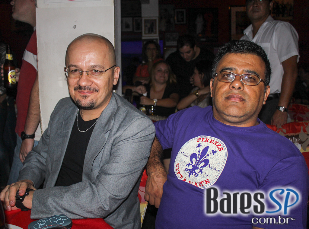 BJ Mitchell e sua banda cantaram sucessos internacionais no Biroska BJ Mitchell e sua banda cantaram sucessos internacionais no Biroska