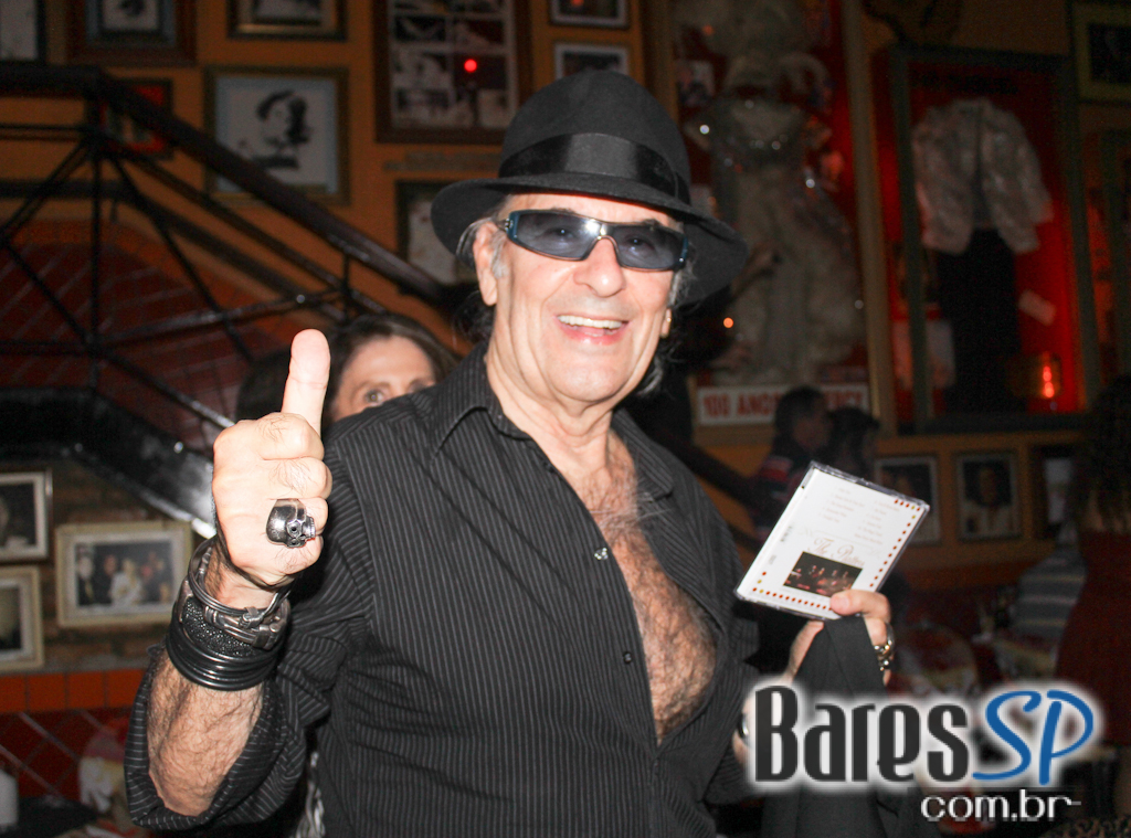 BJ Mitchell e sua banda cantaram sucessos internacionais no Biroska BJ Mitchell e sua banda cantaram sucessos internacionais no Biroska