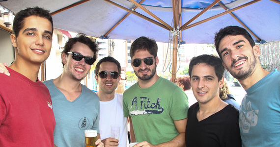 No sábado teve Feijoada no Veloso Bar, na Vila Mariana, com muitas opções em Caipirinha