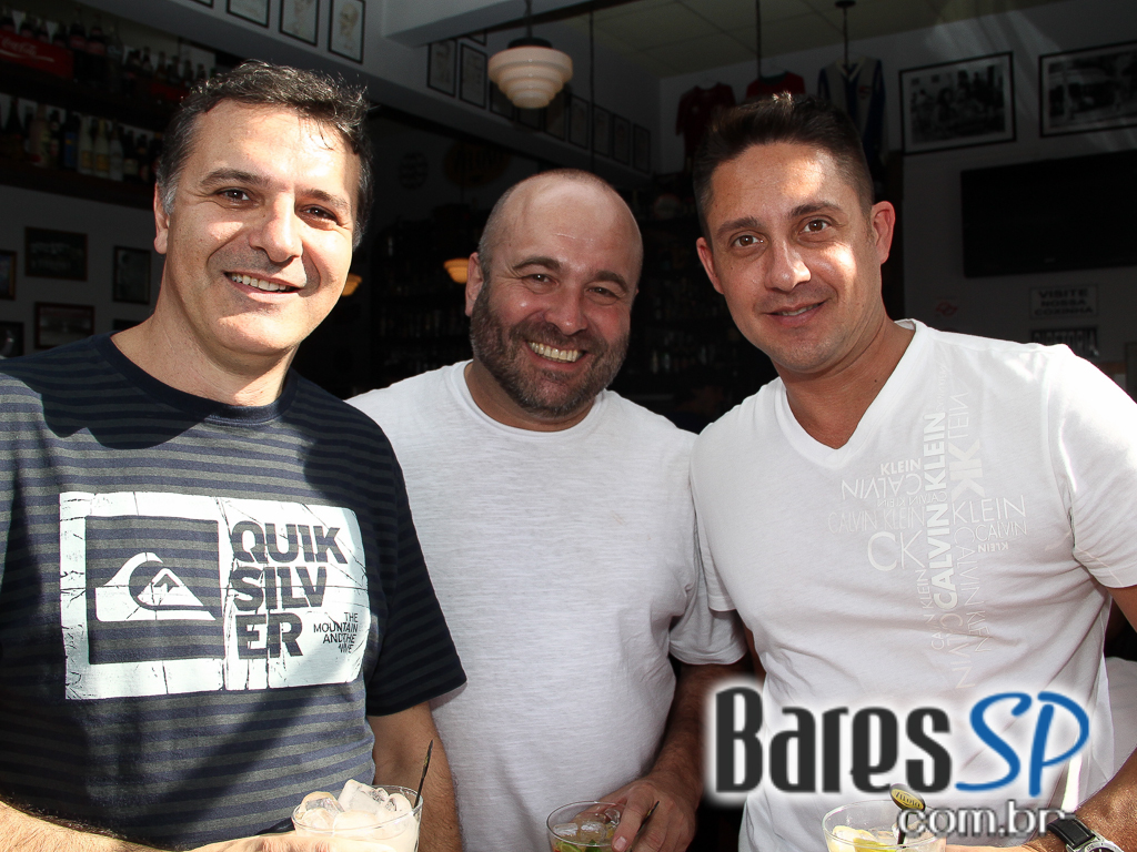 No sábado teve Feijoada no Veloso Bar, na Vila Mariana, com muitas opções em Caipirinha No sábado teve Feijoada no Veloso Bar, na Vila Mariana, com muitas opções em Caipirinha