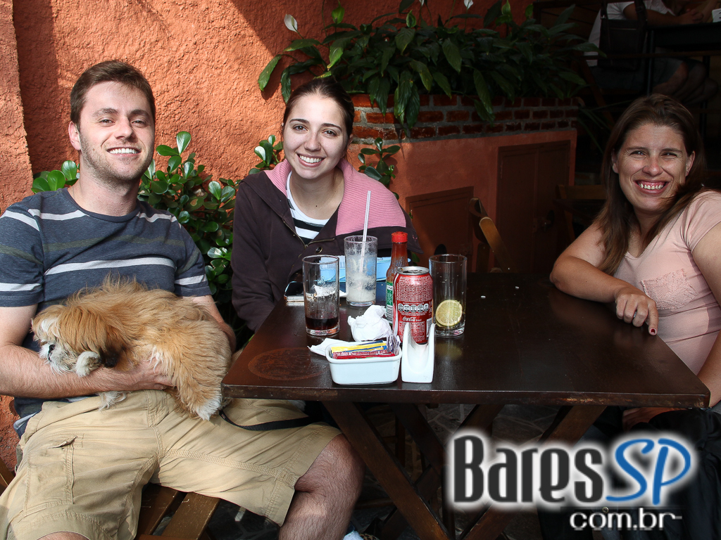 Sábado animado no Paralelo 12:27 com feijoada e música ao vivo Sábado animado no Paralelo 12:27 com feijoada e música ao vivo