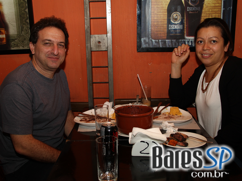 Sábado animado no Paralelo 12:27 com feijoada e música ao vivo Sábado animado no Paralelo 12:27 com feijoada e música ao vivo