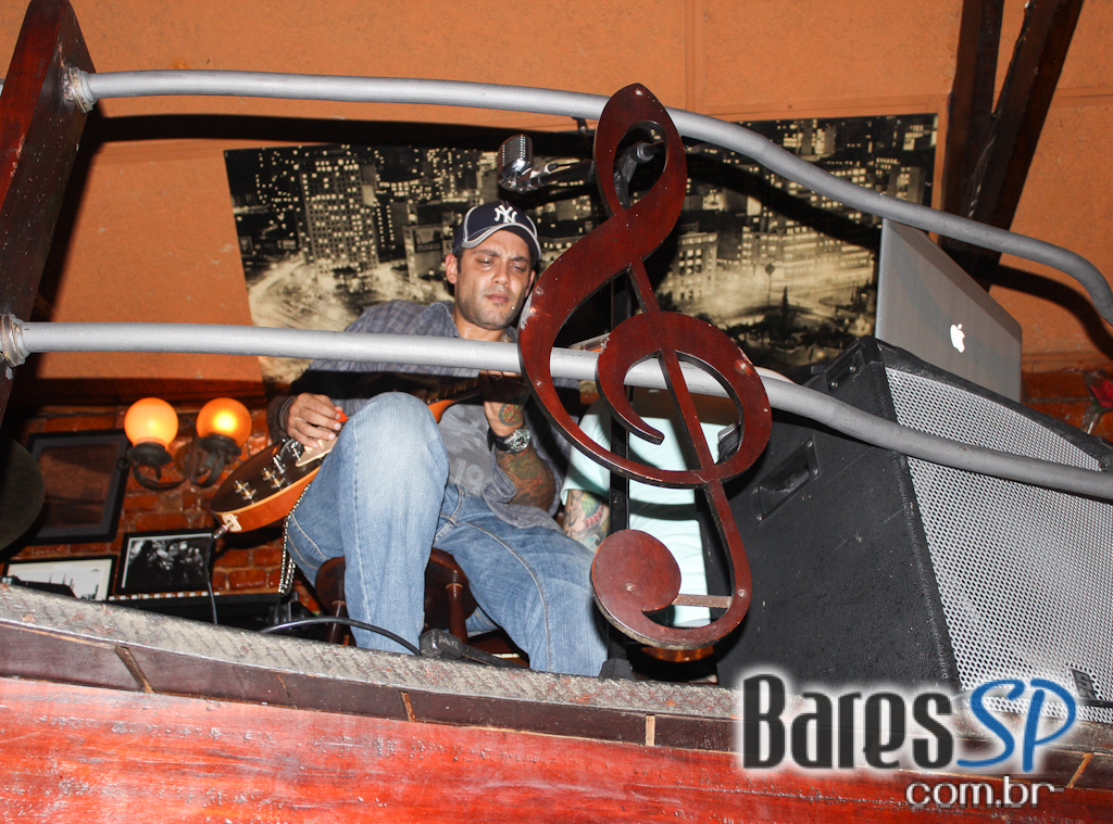 Wagner Andrade se apresentou no palco do Piratininga Bar Wagner Andrade se apresentou no palco do Piratininga Bar