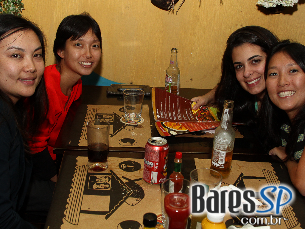 Sexta-Feira teve Happy Hour no bar Exquisito, na Bela Cintra, em clima latino americano Sexta-Feira teve Happy Hour no bar Exquisito, na Bela Cintra, em clima latino americano