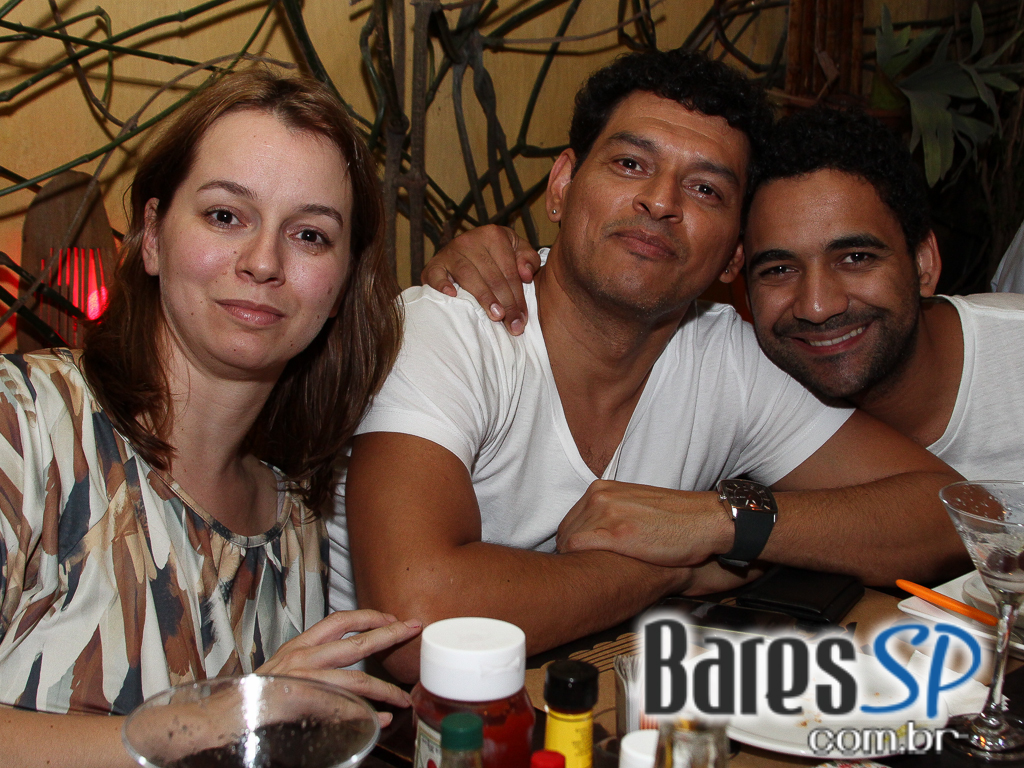 Sexta-Feira teve Happy Hour no bar Exquisito, na Bela Cintra, em clima latino americano Sexta-Feira teve Happy Hour no bar Exquisito, na Bela Cintra, em clima latino americano