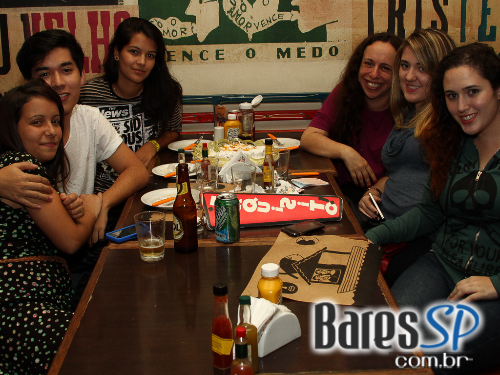 Sexta-Feira teve Happy Hour no bar Exquisito, na Bela Cintra, em clima latino americano Sexta-Feira teve Happy Hour no bar Exquisito, na Bela Cintra, em clima latino americano