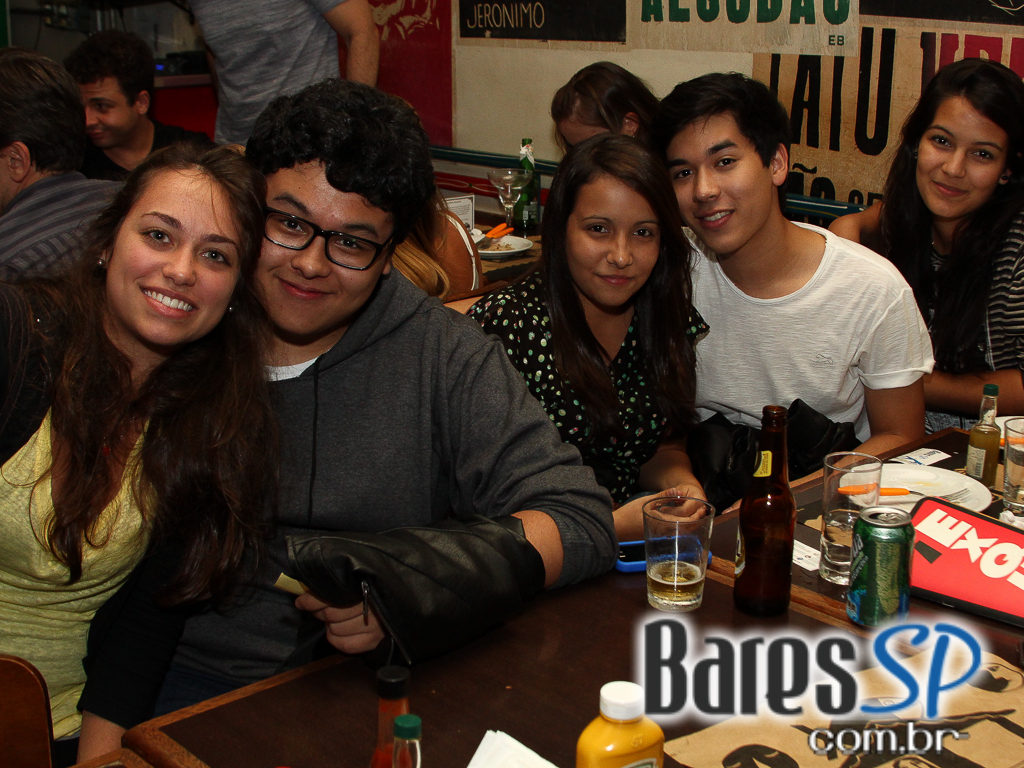 Sexta-Feira teve Happy Hour no bar Exquisito, na Bela Cintra, em clima latino americano Sexta-Feira teve Happy Hour no bar Exquisito, na Bela Cintra, em clima latino americano
