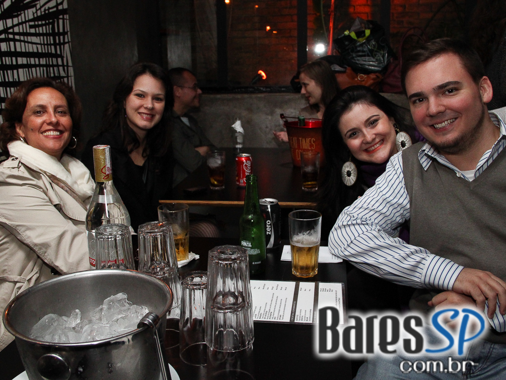 8 Bar teve happy hour esticado com DJ e pista de dança 8 Bar teve happy hour esticado com DJ e pista de dança