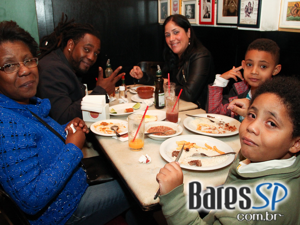 Bar Genial teve chopp cremoso e acarajé de aperitivo no Happy Hour Bar Genial teve chopp cremoso e acarajé de aperitivo no Happy Hour