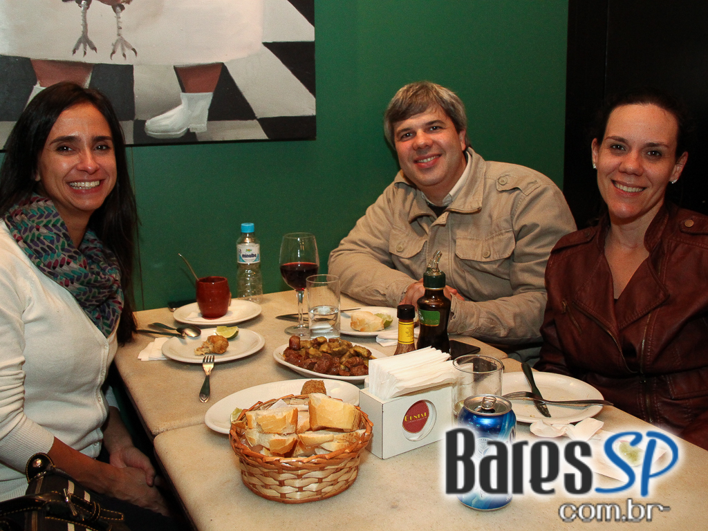 Bar Genial teve chopp cremoso e acarajé de aperitivo no Happy Hour Bar Genial teve chopp cremoso e acarajé de aperitivo no Happy Hour
