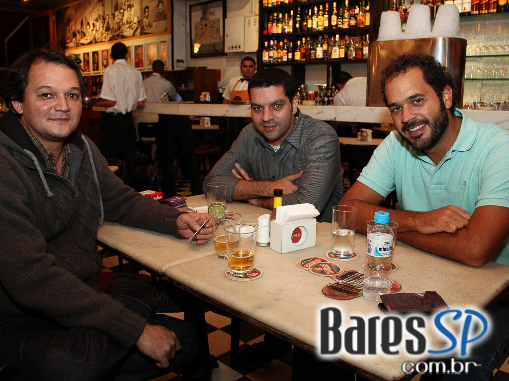 Bar Genial teve chopp cremoso e acarajé de aperitivo no Happy Hour Bar Genial teve chopp cremoso e acarajé de aperitivo no Happy Hour