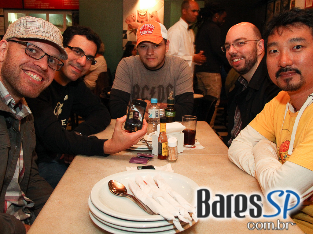 Bar Genial teve chopp cremoso e acarajé de aperitivo no Happy Hour Bar Genial teve chopp cremoso e acarajé de aperitivo no Happy Hour