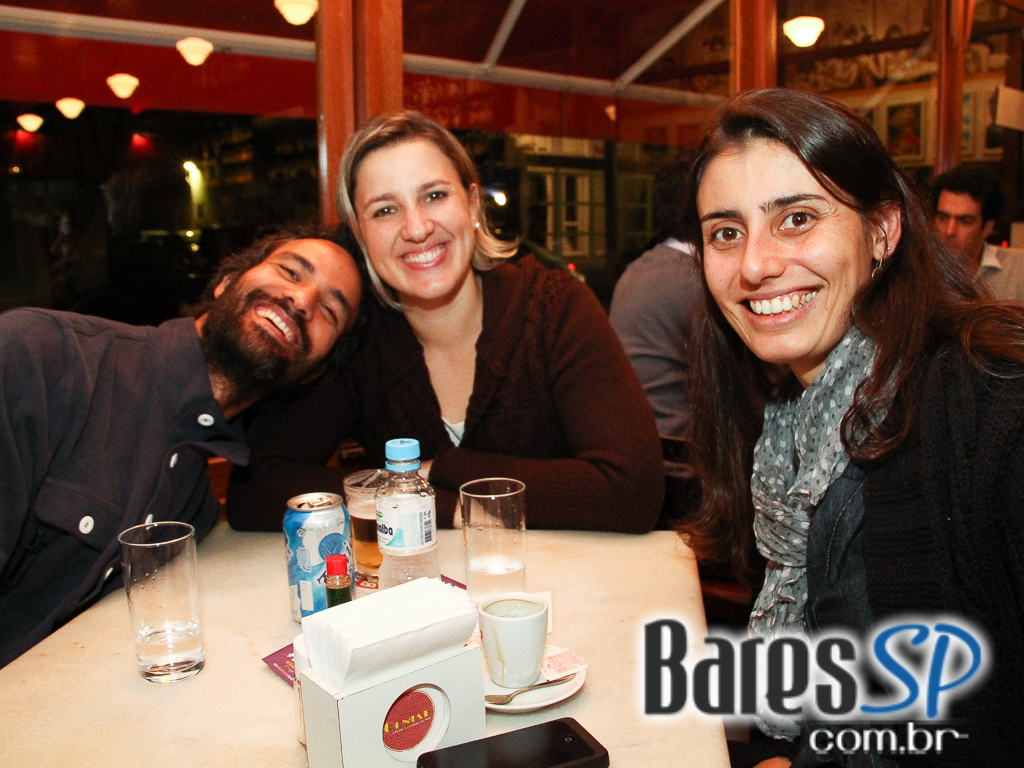 Bar Genial teve chopp cremoso e acarajé de aperitivo no Happy Hour Bar Genial teve chopp cremoso e acarajé de aperitivo no Happy Hour