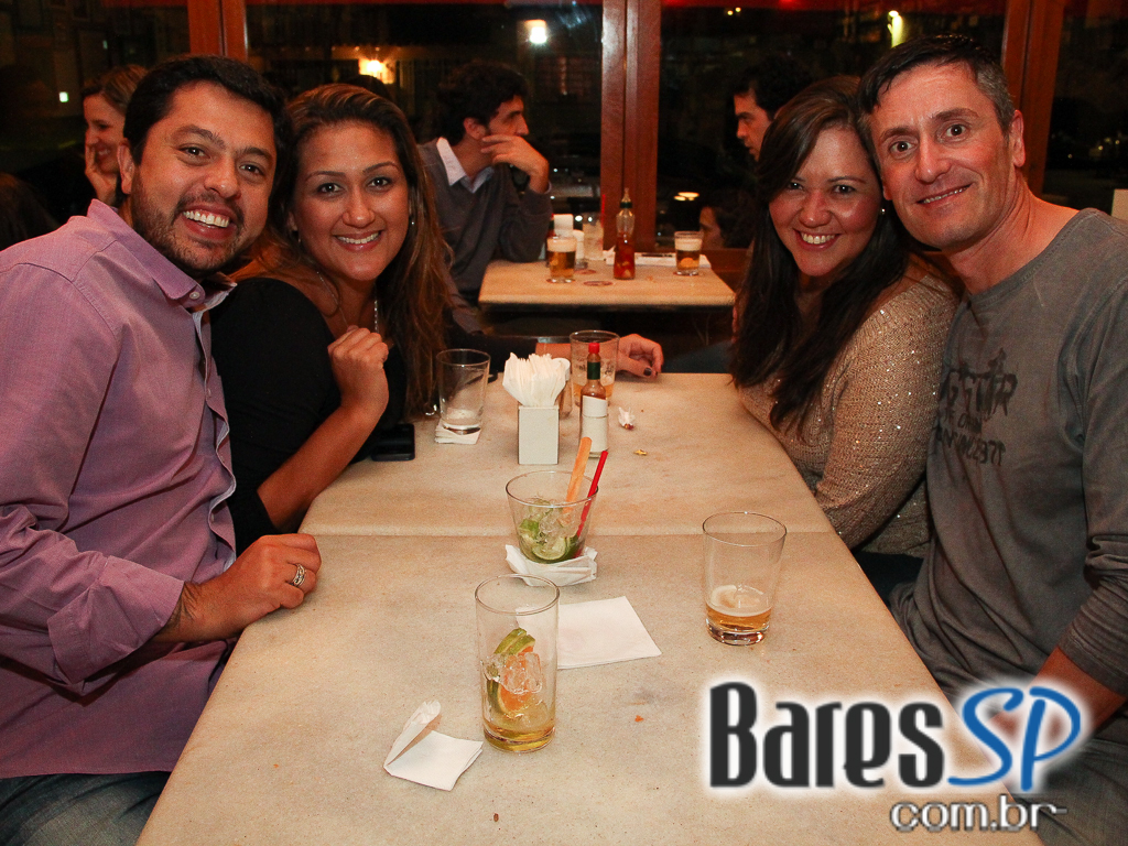 Bar Genial teve chopp cremoso e acarajé de aperitivo no Happy Hour Bar Genial teve chopp cremoso e acarajé de aperitivo no Happy Hour