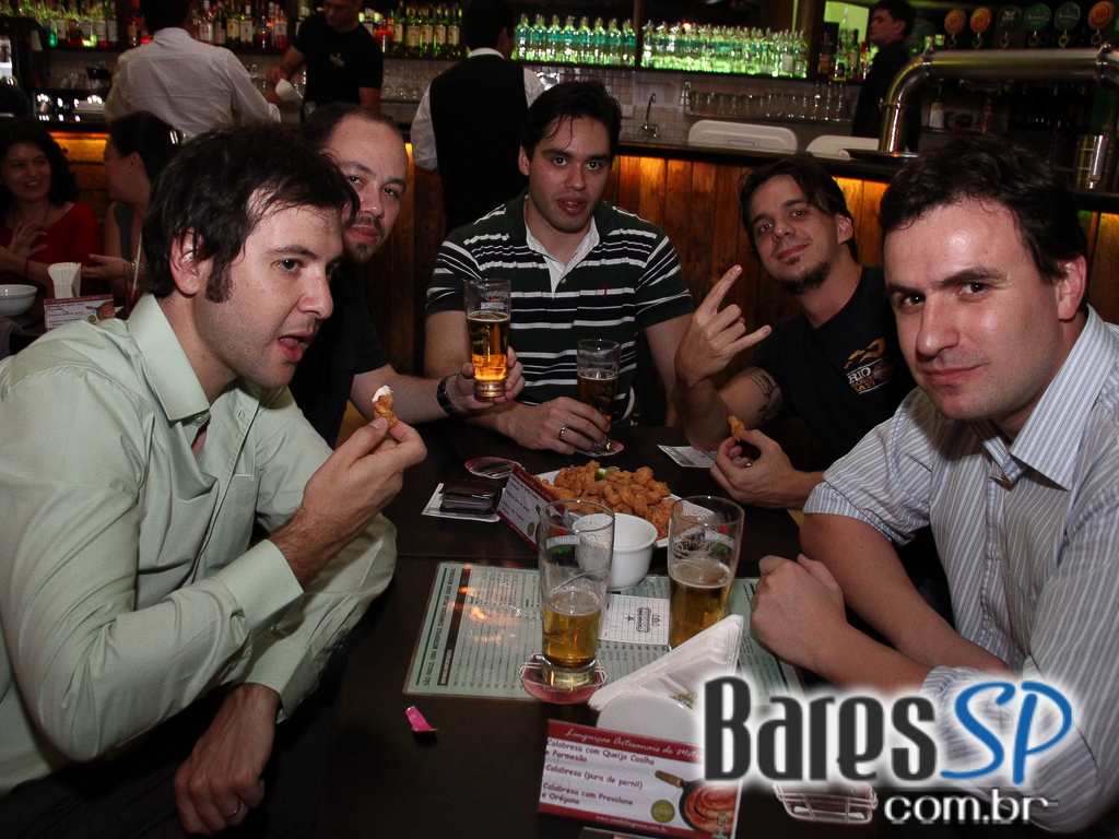 Dia dos Namorados no Bar Aurora ajudou solteiros a encontrarem seu par na noite desta quarta Dia dos Namorados no Bar Aurora ajudou solteiros a encontrarem seu par na noite desta quarta