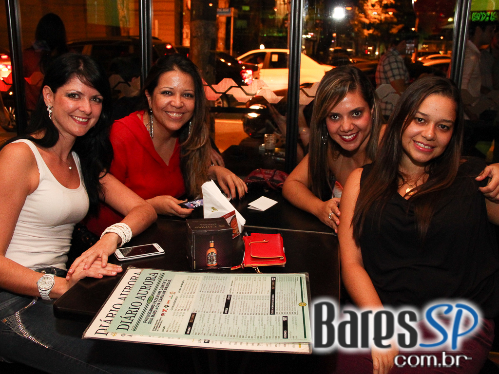 Dia dos Namorados no Bar Aurora ajudou solteiros a encontrarem seu par na noite desta quarta Dia dos Namorados no Bar Aurora ajudou solteiros a encontrarem seu par na noite desta quarta