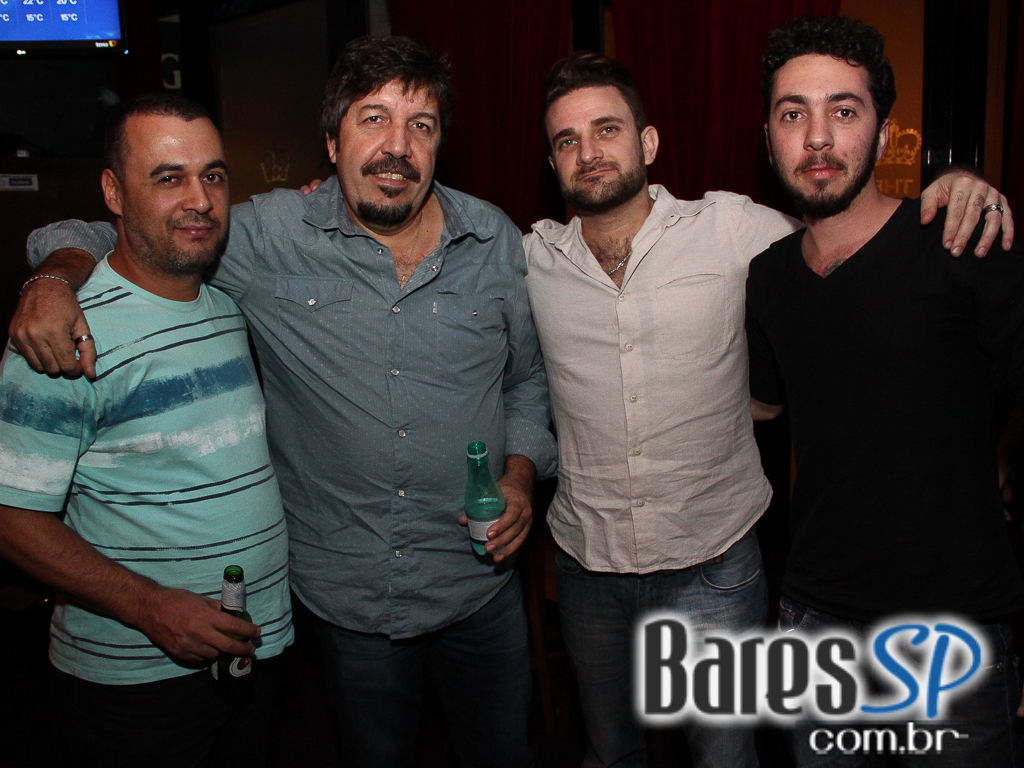 Banda Jack Rabbit se apresentou no The Queens Head no sábado Banda Jack Rabbit se apresentou no The Queens Head no sábado