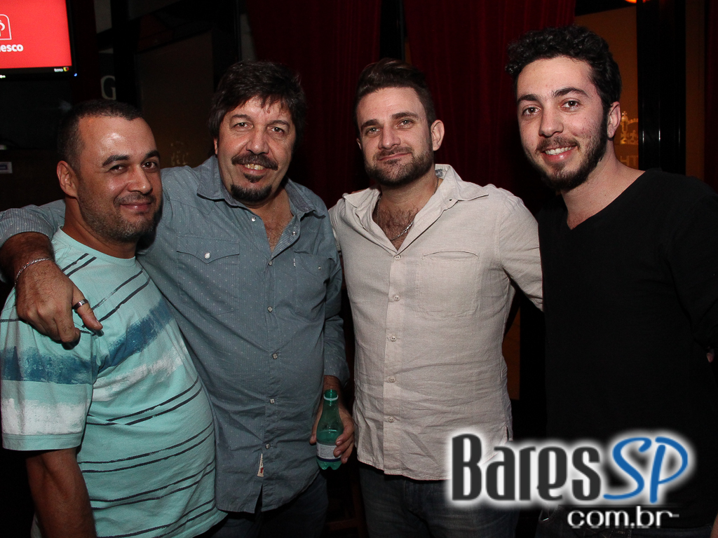 Banda Jack Rabbit se apresentou no The Queens Head no sábado Banda Jack Rabbit se apresentou no The Queens Head no sábado