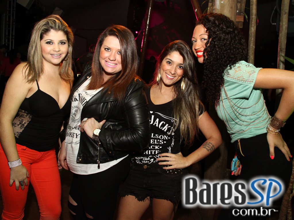 Cantor Rodriguinho se apresentou na sexta-feira no Santa Aldeia Cantor Rodriguinho se apresentou na sexta-feira no Santa Aldeia