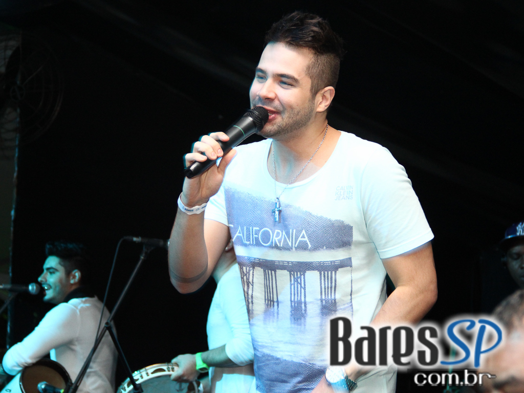 Cantor Rodriguinho se apresentou na sexta-feira no Santa Aldeia Cantor Rodriguinho se apresentou na sexta-feira no Santa Aldeia